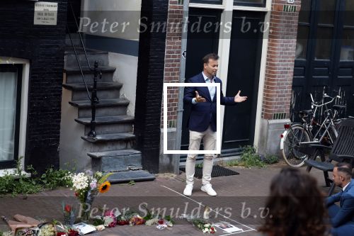 Amsterdam 6 juli 2022
Precies 1 jaar geleden werd op deze plek Peter R de Vries neergeschoten. De redaktie en presentatoren van RTL Boulevard leggen een witte roos neer . OA aanwezig Georgette Schlick Peter v d Vorst Sven Sauve Marieke Elsinga Vivienne v d Assem Aran Bade Jeroen Kijk in de Vegte Arno Kantelberg Eveline Stallaart Clarice Stenger Leon de Ruyter Dries Roelvink en Tim Oliehoek .
