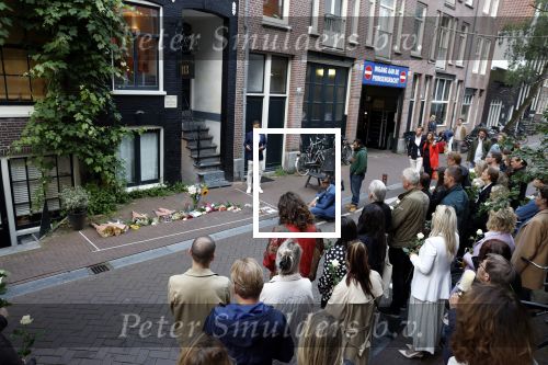 Amsterdam 6 juli 2022
Precies 1 jaar geleden werd op deze plek Peter R de Vries neergeschoten. De redaktie en presentatoren van RTL Boulevard leggen een witte roos neer . OA aanwezig Georgette Schlick Peter v d Vorst Sven Sauve Marieke Elsinga Vivienne v d Assem Aran Bade Jeroen Kijk in de Vegte Arno Kantelberg Eveline Stallaart Clarice Stenger Leon de Ruyter Dries Roelvink en Tim Oliehoek .