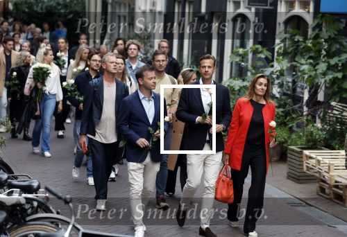 Amsterdam 6 juli 2022
Precies 1 jaar geleden werd op deze plek Peter R de Vries neergeschoten. De redaktie en presentatoren van RTL Boulevard leggen een witte roos neer . OA aanwezig Georgette Schlick Peter v d Vorst Sven Sauve Marieke Elsinga Vivienne v d Assem Aran Bade Jeroen Kijk in de Vegte Arno Kantelberg Eveline Stallaart Clarice Stenger Leon de Ruyter Dries Roelvink en Tim Oliehoek .