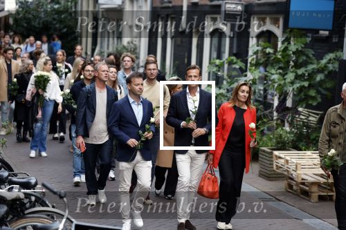 Amsterdam 6 juli 2022
Precies 1 jaar geleden werd op deze plek Peter R de Vries neergeschoten. De redaktie en presentatoren van RTL Boulevard leggen een witte roos neer . OA aanwezig Georgette Schlick Peter v d Vorst Sven Sauve Marieke Elsinga Vivienne v d Assem Aran Bade Jeroen Kijk in de Vegte Arno Kantelberg Eveline Stallaart Clarice Stenger Leon de Ruyter Dries Roelvink en Tim Oliehoek .