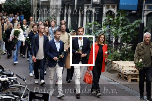 Amsterdam 6 juli 2022
Precies 1 jaar geleden werd op deze plek Peter R de Vries neergeschoten. De redaktie en presentatoren van RTL Boulevard leggen een witte roos neer . OA aanwezig Georgette Schlick Peter v d Vorst Sven Sauve Marieke Elsinga Vivienne v d Assem Aran Bade Jeroen Kijk in de Vegte Arno Kantelberg Eveline Stallaart Clarice Stenger Leon de Ruyter Dries Roelvink en Tim Oliehoek .