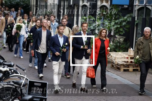 Amsterdam 6 juli 2022
Precies 1 jaar geleden werd op deze plek Peter R de Vries neergeschoten. De redaktie en presentatoren van RTL Boulevard leggen een witte roos neer . OA aanwezig Georgette Schlick Peter v d Vorst Sven Sauve Marieke Elsinga Vivienne v d Assem Aran Bade Jeroen Kijk in de Vegte Arno Kantelberg Eveline Stallaart Clarice Stenger Leon de Ruyter Dries Roelvink en Tim Oliehoek .