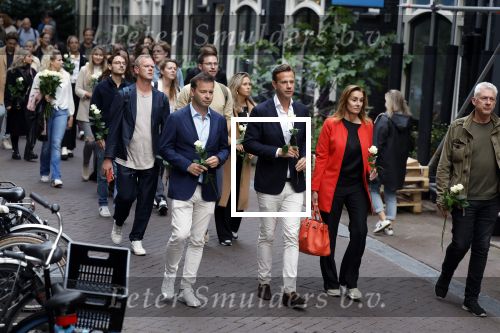 Amsterdam 6 juli 2022
Precies 1 jaar geleden werd op deze plek Peter R de Vries neergeschoten. De redaktie en presentatoren van RTL Boulevard leggen een witte roos neer . OA aanwezig Georgette Schlick Peter v d Vorst Sven Sauve Marieke Elsinga Vivienne v d Assem Aran Bade Jeroen Kijk in de Vegte Arno Kantelberg Eveline Stallaart Clarice Stenger Leon de Ruyter Dries Roelvink en Tim Oliehoek .