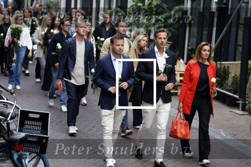 Amsterdam 6 juli 2022
Precies 1 jaar geleden werd op deze plek Peter R de Vries neergeschoten. De redaktie en presentatoren van RTL Boulevard leggen een witte roos neer . OA aanwezig Georgette Schlick Peter v d Vorst Sven Sauve Marieke Elsinga Vivienne v d Assem Aran Bade Jeroen Kijk in de Vegte Arno Kantelberg Eveline Stallaart Clarice Stenger Leon de Ruyter Dries Roelvink en Tim Oliehoek .