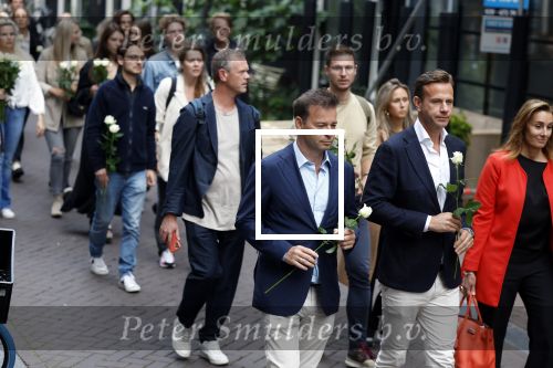 Amsterdam 6 juli 2022
Precies 1 jaar geleden werd op deze plek Peter R de Vries neergeschoten. De redaktie en presentatoren van RTL Boulevard leggen een witte roos neer . OA aanwezig Georgette Schlick Peter v d Vorst Sven Sauve Marieke Elsinga Vivienne v d Assem Aran Bade Jeroen Kijk in de Vegte Arno Kantelberg Eveline Stallaart Clarice Stenger Leon de Ruyter Dries Roelvink en Tim Oliehoek .