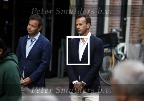 Amsterdam 6 juli 2022
Precies 1 jaar geleden werd op deze plek Peter R de Vries neergeschoten. De redaktie en presentatoren van RTL Boulevard leggen een witte roos neer . OA aanwezig Georgette Schlick Peter v d Vorst Sven Sauve Marieke Elsinga Vivienne v d Assem Aran Bade Jeroen Kijk in de Vegte Arno Kantelberg Eveline Stallaart Clarice Stenger Leon de Ruyter Dries Roelvink en Tim Oliehoek .
