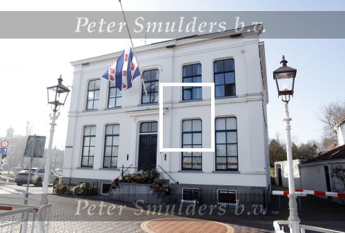 Harlingen 26 maart 2022
Bij het oude huis van Piet paulusma liggen veel bloemen en de frise vlag hangt halfstok.