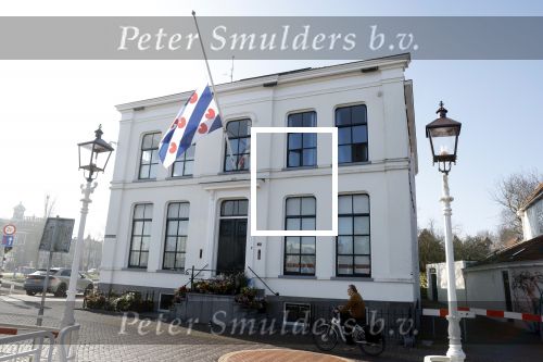 Harlingen 26 maart 2022
Bij het oude huis van Piet paulusma liggen veel bloemen en de frise vlag hangt halfstok.