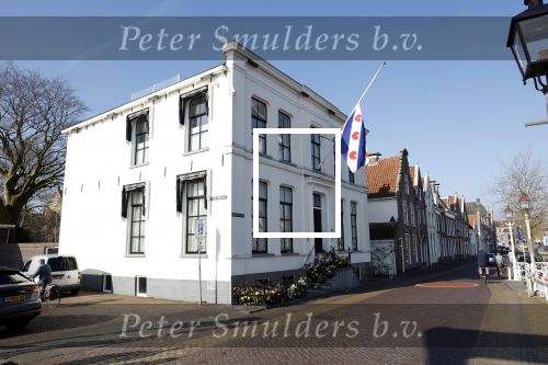 Harlingen 26 maart 2022
Bij het oude huis van Piet paulusma liggen veel bloemen en de frise vlag hangt halfstok.