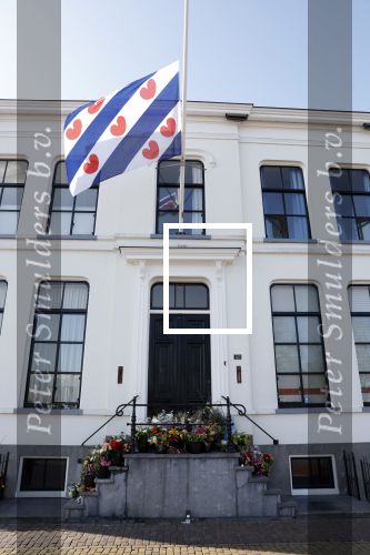 Harlingen 26 maart 2022
Bij het oude huis van Piet paulusma liggen veel bloemen en de frise vlag hangt halfstok.