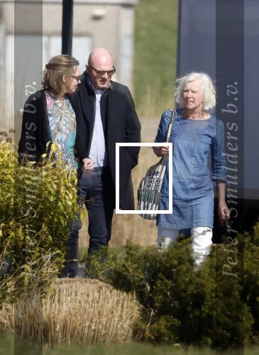 Marsum 26 maart 2022
Crematie van Piet Paulusma bij crematorium Andringstate. Piet zijn auto\'s stonden voor de aula geparkeerd . Ex vrouw Piet Paulusma