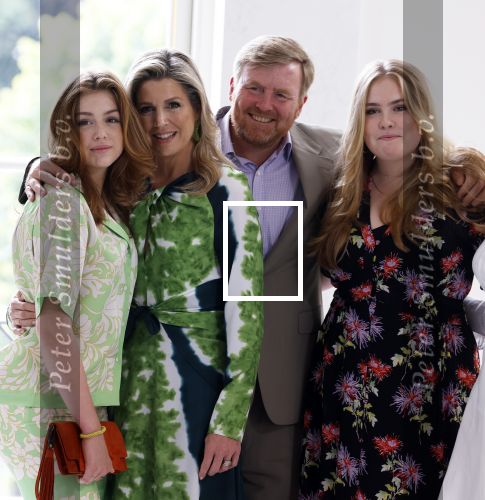 Den Haag 24 juni 2022
Het jaarlijkse fotouurtje in paleis Noordeinde. Aanwezig Koning Willem Alexander Koningin Maxima Prinses Amalia Prinses Alexia en Prinses Ariane