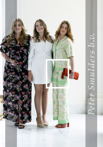 Den Haag 24 juni 2022
Het jaarlijkse fotouurtje in paleis Noordeinde. Aanwezig Koning Willem Alexander Koningin Maxima Prinses Amalia Prinses Alexia en Prinses Ariane