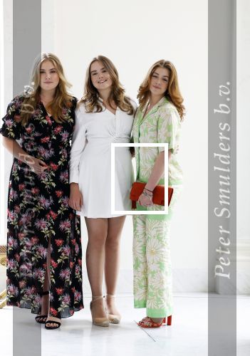 Den Haag 24 juni 2022
Het jaarlijkse fotouurtje in paleis Noordeinde. Aanwezig Koning Willem Alexander Koningin Maxima Prinses Amalia Prinses Alexia en Prinses Ariane