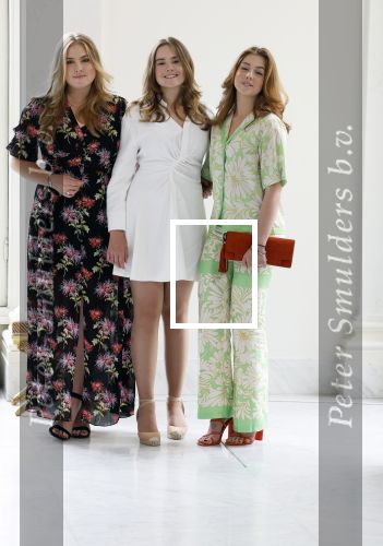 Den Haag 24 juni 2022
Het jaarlijkse fotouurtje in paleis Noordeinde. Aanwezig Koning Willem Alexander Koningin Maxima Prinses Amalia Prinses Alexia en Prinses Ariane