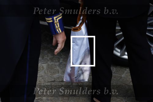 Amsterdam 14 juni 2022
Koning Willem Alexander en prinses Beatrix arriveren beide in hun audi A8 bij het paleis op de dam. Tas met daarop foto\'s van Prinses Amalia Prinses Ariane en Prinses Alexia
