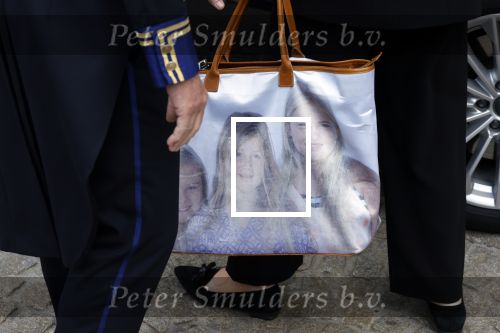 Amsterdam 14 juni 2022
Koning Willem Alexander en prinses Beatrix arriveren beide in hun audi A8 bij het paleis op de dam. Tas met daarop foto\'s van Prinses Amalia Prinses Ariane en Prinses Alexia