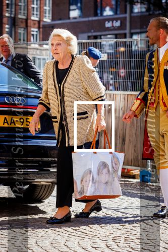 Amsterdam 22 juni 2022
Koning Willem Alexander , Koningin Maxima en prinses Beatrix bij paleis op de dam waar een diner was georganiseerd voor de ambassadeurs. Prinses Beatrix draagt tas met daarop foto van Prinses Amalia Prinses Alexia en Prinses Ariane .