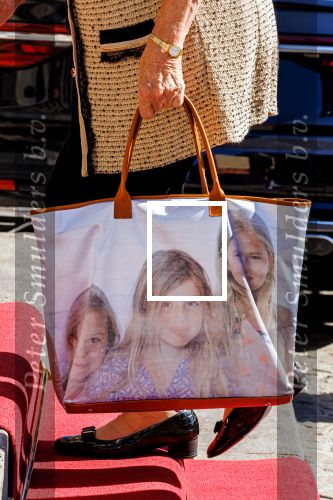 Amsterdam 22 juni 2022
Koning Willem Alexander , Koningin Maxima en prinses Beatrix bij paleis op de dam waar een diner was georganiseerd voor de ambassadeurs. Prinses Beatrix draagt tas met daarop foto van Prinses Amalia Prinses Alexia en Prinses Ariane .