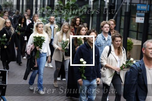 Amsterdam 6 juli 2022
Precies 1 jaar geleden werd op deze plek Peter R de Vries neergeschoten. De redaktie en presentatoren van RTL Boulevard leggen een witte roos neer . OA aanwezig Georgette Schlick Peter v d Vorst Sven Sauve Marieke Elsinga Vivienne v d Assem Aran Bade Jeroen Kijk in de Vegte Arno Kantelberg Eveline Stallaart Clarice Stenger Leon de Ruyter Dries Roelvink en Tim Oliehoek .