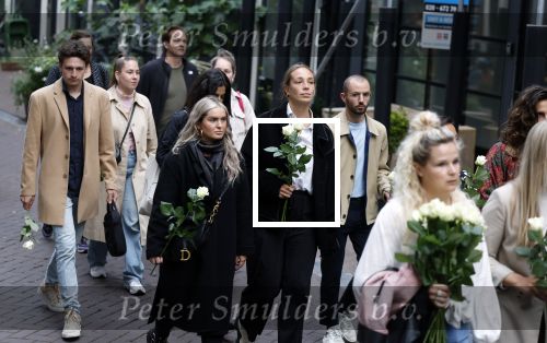 Amsterdam 6 juli 2022
Precies 1 jaar geleden werd op deze plek Peter R de Vries neergeschoten. De redaktie en presentatoren van RTL Boulevard leggen een witte roos neer . OA aanwezig Georgette Schlick Peter v d Vorst Sven Sauve Marieke Elsinga Vivienne v d Assem Aran Bade Jeroen Kijk in de Vegte Arno Kantelberg Eveline Stallaart Clarice Stenger Leon de Ruyter Dries Roelvink en Tim Oliehoek .