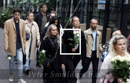 Amsterdam 6 juli 2022
Precies 1 jaar geleden werd op deze plek Peter R de Vries neergeschoten. De redaktie en presentatoren van RTL Boulevard leggen een witte roos neer . OA aanwezig Georgette Schlick Peter v d Vorst Sven Sauve Marieke Elsinga Vivienne v d Assem Aran Bade Jeroen Kijk in de Vegte Arno Kantelberg Eveline Stallaart Clarice Stenger Leon de Ruyter Dries Roelvink en Tim Oliehoek .