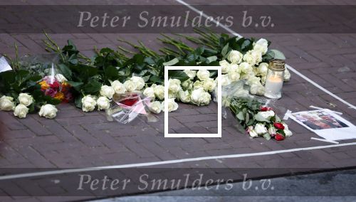 Amsterdam 6 juli 2022
Precies 1 jaar geleden werd op deze plek Peter R de Vries neergeschoten. De redaktie en presentatoren van RTL Boulevard leggen een witte roos neer . OA aanwezig Georgette Schlick Peter v d Vorst Sven Sauve Marieke Elsinga Vivienne v d Assem Aran Bade Jeroen Kijk in de Vegte Arno Kantelberg Eveline Stallaart Clarice Stenger Leon de Ruyter Dries Roelvink en Tim Oliehoek .