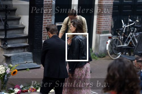 Amsterdam 6 juli 2022
Precies 1 jaar geleden werd op deze plek Peter R de Vries neergeschoten. De redaktie en presentatoren van RTL Boulevard leggen een witte roos neer . OA aanwezig Georgette Schlick Peter v d Vorst Sven Sauve Marieke Elsinga Vivienne v d Assem Aran Bade Jeroen Kijk in de Vegte Arno Kantelberg Eveline Stallaart Clarice Stenger Leon de Ruyter Dries Roelvink en Tim Oliehoek .