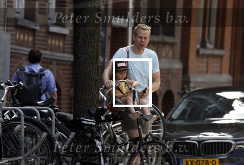 Amsterdam 13 juli 2022
Rick paul Mulligen met zijn dochter op de fiets in Amsterdam zuid