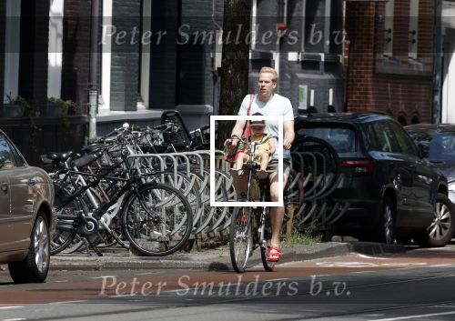 Amsterdam 13 juli 2022
Rick paul Mulligen met zijn dochter op de fiets in Amsterdam zuid