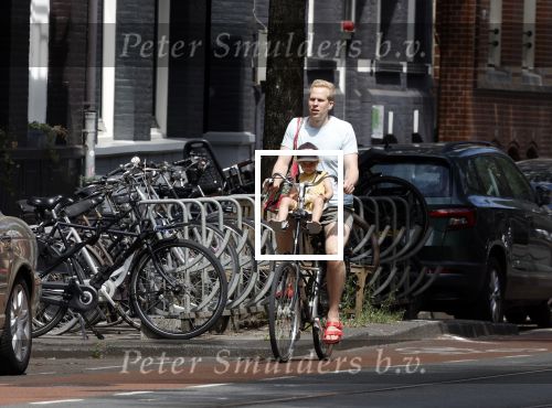 Amsterdam 13 juli 2022
Rick paul Mulligen met zijn dochter op de fiets in Amsterdam zuid