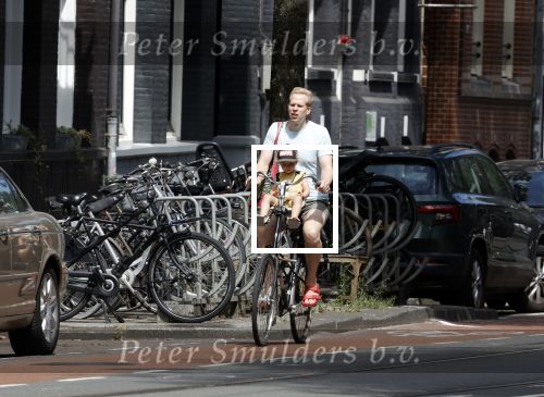 Amsterdam 13 juli 2022
Rick paul Mulligen met zijn dochter op de fiets in Amsterdam zuid