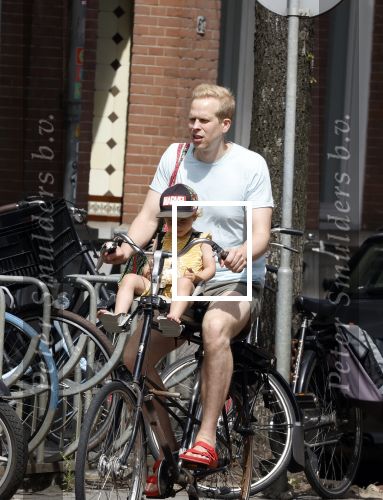 Amsterdam 13 juli 2022
Rick paul Mulligen met zijn dochter op de fiets in Amsterdam zuid