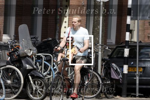 Amsterdam 13 juli 2022
Rick paul Mulligen met zijn dochter op de fiets in Amsterdam zuid