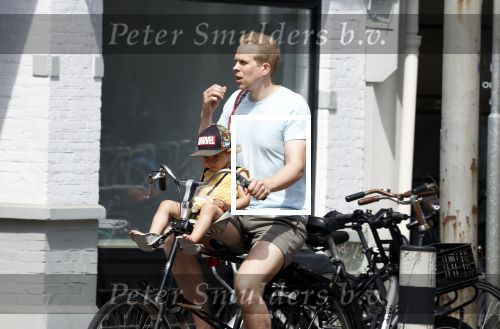 Amsterdam 13 juli 2022
Rick paul Mulligen met zijn dochter op de fiets in Amsterdam zuid