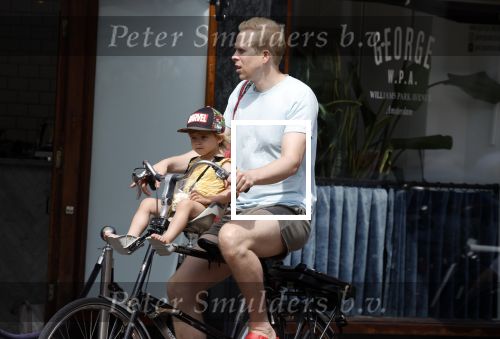 Amsterdam 13 juli 2022
Rick paul Mulligen met zijn dochter op de fiets in Amsterdam zuid