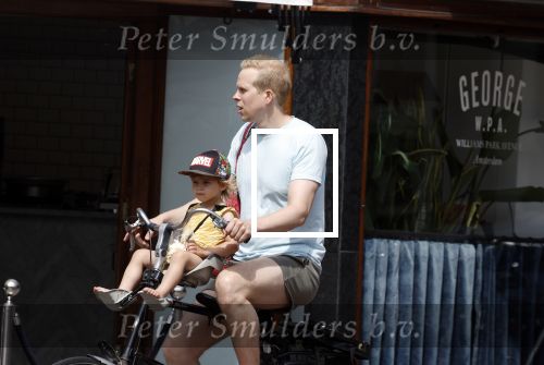 Amsterdam 13 juli 2022
Rick paul Mulligen met zijn dochter op de fiets in Amsterdam zuid
