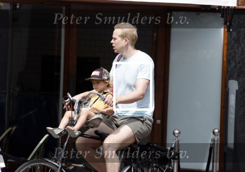 Amsterdam 13 juli 2022
Rick paul Mulligen met zijn dochter op de fiets in Amsterdam zuid