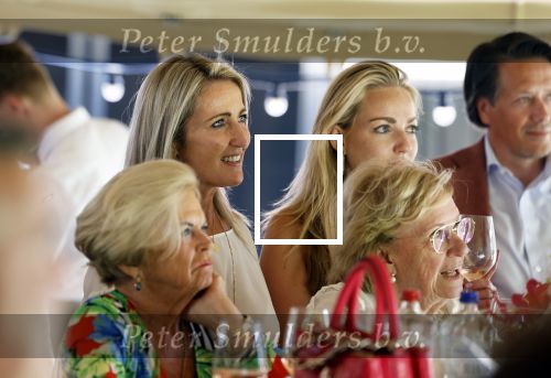 Nuland 13 juni 2022
Presentatie Toos wijn vernoemd naar Toos v d Valk . Bijna de hele familie is aan wezig in de tuin van het familie huis. Sandra v d Valk met haar kinderen