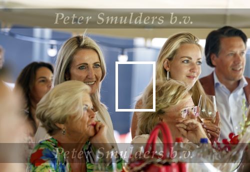 Nuland 13 juni 2022
Presentatie Toos wijn vernoemd naar Toos v d Valk . Bijna de hele familie is aan wezig in de tuin van het familie huis. Sandra v d Valk met haar kinderen
