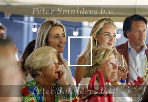 Nuland 13 juni 2022
Presentatie Toos wijn vernoemd naar Toos v d Valk . Bijna de hele familie is aan wezig in de tuin van het familie huis. Sandra v d Valk met haar kinderen