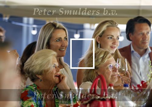 Nuland 13 juni 2022
Presentatie Toos wijn vernoemd naar Toos v d Valk . Bijna de hele familie is aan wezig in de tuin van het familie huis. Sandra v d Valk met haar kinderen