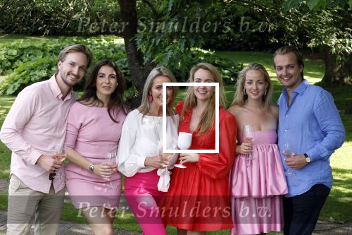 Nuland 13 juni 2022
Presentatie Toos wijn vernoemd naar Toos v d Valk . Bijna de hele familie is aan wezig in de tuin van het familie huis. Sandra v d Valk met haar kinderen