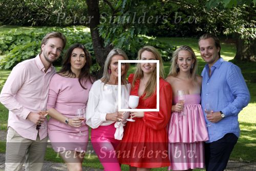Nuland 13 juni 2022
Presentatie Toos wijn vernoemd naar Toos v d Valk . Bijna de hele familie is aan wezig in de tuin van het familie huis. Sandra v d Valk met haar kinderen