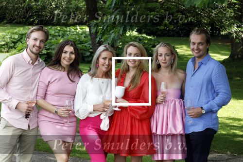 Nuland 13 juni 2022
Presentatie Toos wijn vernoemd naar Toos v d Valk . Bijna de hele familie is aan wezig in de tuin van het familie huis. Sandra v d Valk met haar kinderen