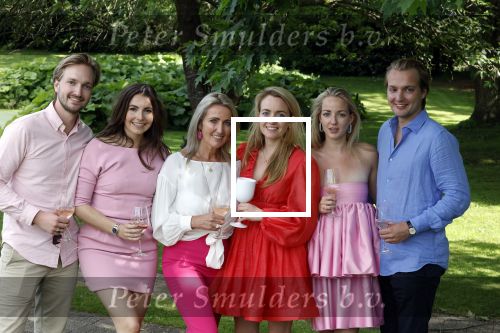 Nuland 13 juni 2022
Presentatie Toos wijn vernoemd naar Toos v d Valk . Bijna de hele familie is aan wezig in de tuin van het familie huis. Sandra v d Valk met haar kinderen