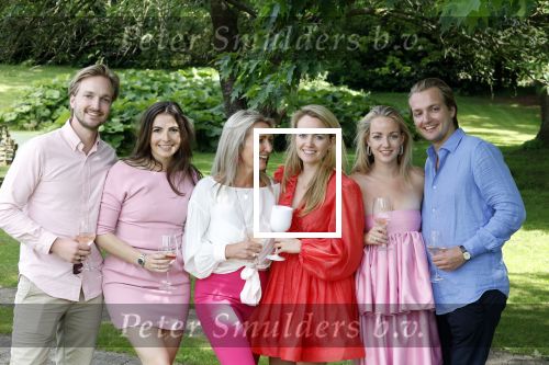 Nuland 13 juni 2022
Presentatie Toos wijn vernoemd naar Toos v d Valk . Bijna de hele familie is aan wezig in de tuin van het familie huis. Sandra v d Valk met haar kinderen