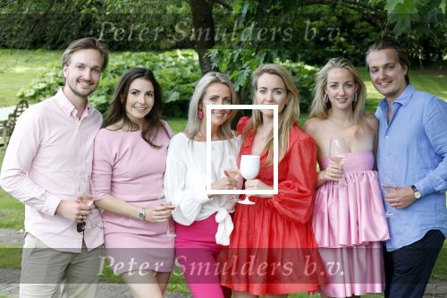 Nuland 13 juni 2022
Presentatie Toos wijn vernoemd naar Toos v d Valk . Bijna de hele familie is aan wezig in de tuin van het familie huis. Sandra v d Valk met haar kinderen
