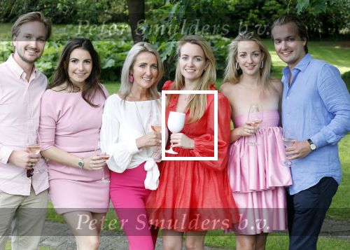 Nuland 13 juni 2022
Presentatie Toos wijn vernoemd naar Toos v d Valk . Bijna de hele familie is aan wezig in de tuin van het familie huis. Sandra v d Valk met haar kinderen