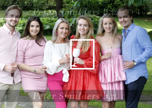 Nuland 13 juni 2022
Presentatie Toos wijn vernoemd naar Toos v d Valk . Bijna de hele familie is aan wezig in de tuin van het familie huis. Sandra v d Valk met haar kinderen